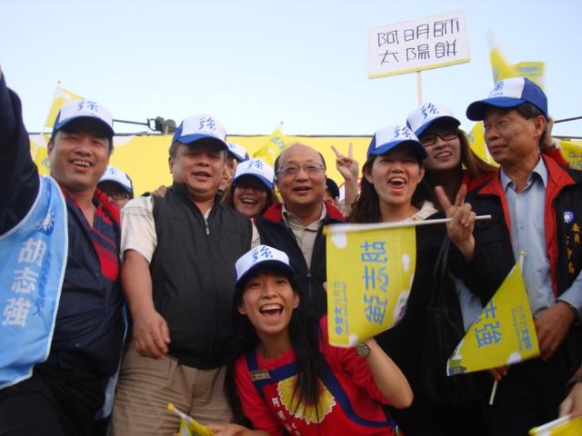 上台與市長合影