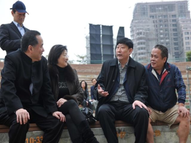 與立委雷倩及九州文化等人觀看採排中