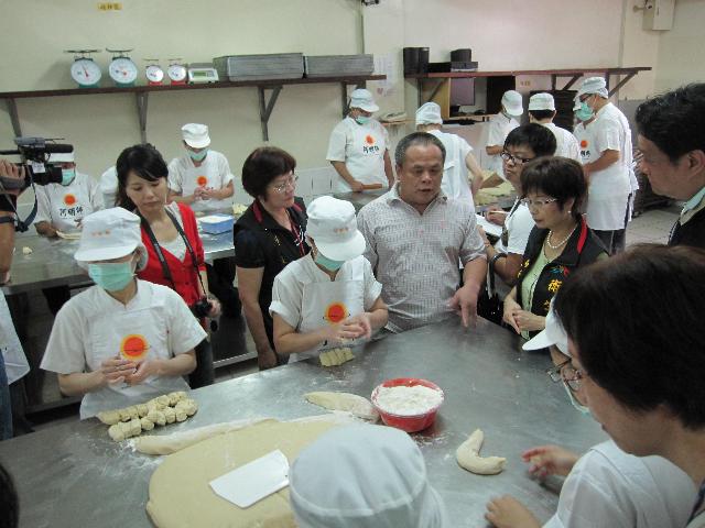 黃局長參觀廠房及了解太陽餅製程