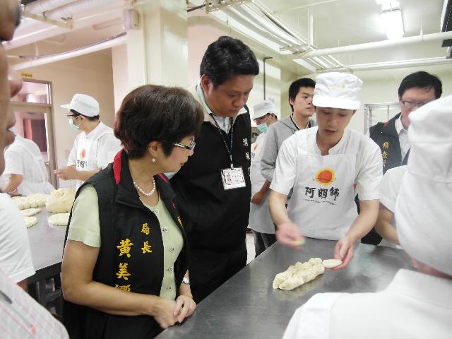 局長也來跟師傅學一手